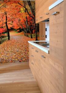 un mural forestal en una cocina con hojas de otoño en Relais Fior di Bosco, en Folgaria