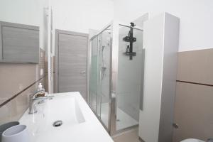 Koupelna v ubytování Maison 54 - Lago Canneto + 21 fotografií