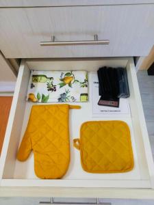 eine Schublade mit zwei Taschen und einem Buch darauf in der Unterkunft Balcony Studio Ayala with Ultra-Fast 400 Mbps WiFi in Cebu City + 27 Fotos