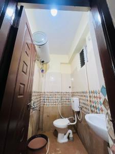 ハイデラバードにあるPKR homesのトイレと洗面台付きのバスルーム