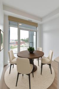 Televisyen dan/atau pusat hiburan di Luxury Condo with Hottub, outdoor firepit & Bowlin