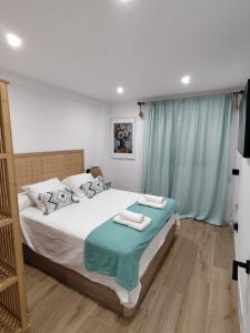 a bedroom with a bed with two towels on it at Refugio del Mar Primera linea a estrenar in Algarrobo-Costa +16 photos