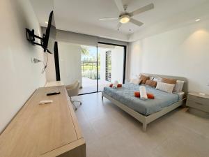 a bedroom with a bed and a ceiling fan at Garden Suite Vista Golf E-105 in Colorado
