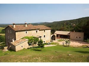 an aerial view of a house and a barn at La Torre de Dalt in Santa María de Camós