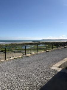 una vista de la playa desde la carretera en Logement Face Mer, en Audinghen