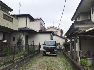 a truck parked in a driveway between two houses at Serenades - Vacation STAY 17875 in Akiruno