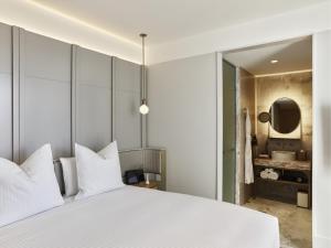 Кровать или кровати в номере The Porter House Hotel Sydney - MGallery