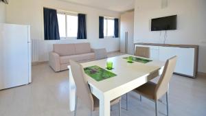 ガリポリにあるLeo Apartmentsのキッチン、リビングルーム(白いテーブル、椅子付)