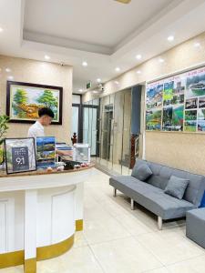 een vrouw die aan een toonbank in een winkel staat bij Skyline Hanoi Hotel in Hanoi