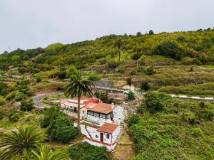 Vista aérea de una casa en una colina en Casa Cruz De Tierno, en Vallehermoso