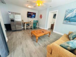 ein Wohnzimmer mit Sofa und Tisch in der Unterkunft Manatee Spacious Updated On River 1 Mi to Beach Kit W&D in Bonita Springs