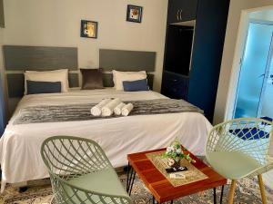 Un dormitorio con una cama con dos sillas y una mesa. en Modern Studio in New Chadcombe - 2318, en Highlands