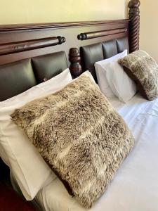 Una cama con una manta de piel falsa. en One bedroom Retreat in New Chadcombe - 2319, en Highlands