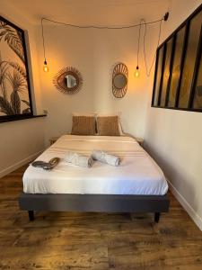 un dormitorio con una cama en una habitación en A l'angle du vieux marché, en Niort