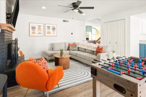 Χώρος καθιστικού στο Epic Mesa Getaway - Pool - Hot Tub - Game Room +43 φωτογραφίες