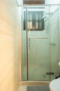 a shower in a bathroom with a glass door at Casa colonial en el corazón del Centro Histórico in Mexico City