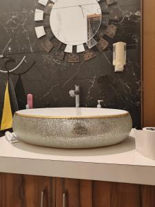 um lavatório em cima de um balcão na casa de banho em Hotel kamla em Haldwani-cum-Kathgodam