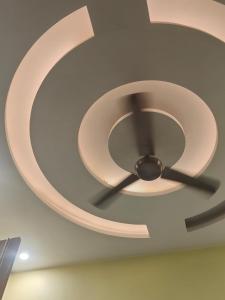 um ventilador de tecto num quarto em Hotel kamla em Haldwani-cum-Kathgodam