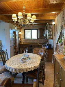 Un comedor con mesa y sillas y una cocina. en Kampinówka, 