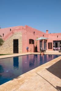 Bazén v ubytování CASA MISASHA nature, calme, bio et vos repas préparés par notre cuisinière nebo v jeho okolí