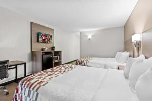 Krevet ili kreveti u jedinici u okviru objekta Red Roof Inn Cambridge, OH +33 fotografije