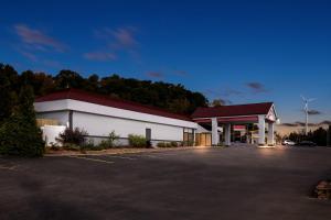 ケンブリッジにあるRed Roof Inn Cambridge, OHの前に駐車場がある建物