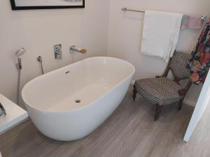 Phòng tắm tại "THE HARVEY's" - 18 Lynnwood Estate, Plettenberg Bay +29 ảnh
