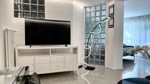 Μια τηλεόραση ή/και κέντρο ψυχαγωγίας στο Modern suite near Corso Buenos Aires Lima Porta Venezia metro