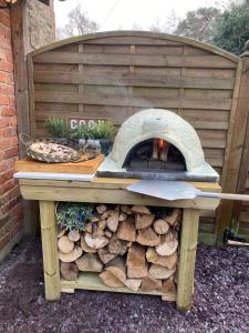 un forno a legna per pizza appoggiato su un tavolo di Rita's Luxury Retreat with Swedish Hot tub and Wood Fuelled Pizza Oven a Shrewsbury