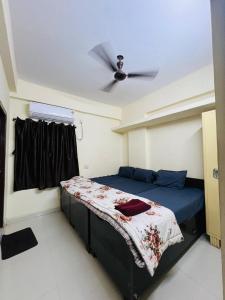 ハイデラバードにあるFlat in Hyderabadのベッドルーム1室(ベッド1台、シーリングファン付) +4枚の写真