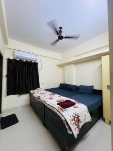 ハイデラバードにあるFlat in Hyderabadのベッドルーム1室(ベッド1台、シーリングファン付)