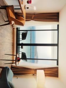 Posezení v ubytování Azure Crown Hotel & Suite