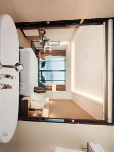 Koupelna v ubytování Azure Crown Hotel & Suite