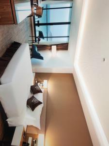 Posezení v ubytování Azure Crown Hotel & Suite + 13 fotografií