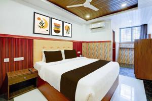a bedroom with a large bed in a room at Hotel O Tirumala Hill View in Chandragiri