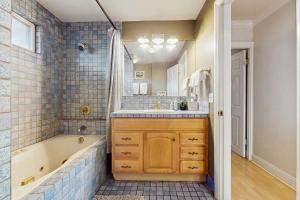 un baño con bañera y lavabo en Kahaone Family Retreat (30+ night rental), en Waialua 36 fotos más