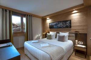 a hotel room with a large bed and a window at MGM Hôtels & Résidences - Résidence Anitea in Valmorel