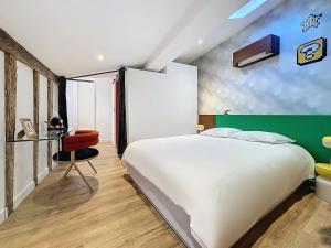 Un pat sau paturi într-o cameră la Toulouse-Capitole - Appartement à thème Mario