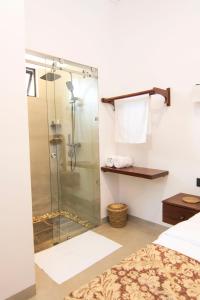 Ένα μπάνιο στο Sand Cliff Villa