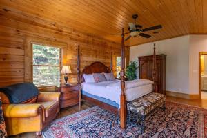 Un dormitorio con una cama, un sofá y una silla. en A High Country Retreat, en Boone 84 fotos más