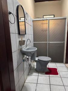 ベレンにあるCasa de vóのトイレ、洗面台、鏡を備えたバスルーム