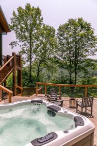 una vasca idromassaggio su un patio con terrazza di A High Country Retreat a Boone