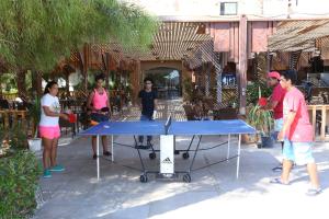 Stolní tenis v ubytování Mousa Coast Hotel & Spa nebo okolí
