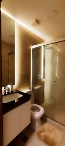 a bathroom with a toilet and a sink and a shower at APARTAMENTO COMODO EN EQUIPETROL TOTALMENTE AMOBLADO CON 2TVS CON NETFLIX, PISCINA TEMPERADA, GYM, CINE y PARQUEO cerca de Mall Ventura, Cines, restaurants y supermercados in Santa Cruz de la Sierra
