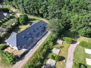 Draufsicht auf ein Haus mit Scheune in der Unterkunft Frêne in Montigny-en-Morvan