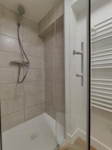 ein Badezimmer mit Dusche mit Glastür in der Unterkunft Cocon du Tisserand - Centre ville - Cosy et Intimiste in Cholet