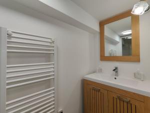 ein Badezimmer mit Waschbecken und Spiegel in der Unterkunft Cocon du Tisserand - Centre ville - Cosy et Intimiste in Cholet