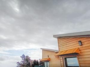 - un bâtiment en bois avec une fenêtre sur le côté dans l'établissement Gîte accessible avec spa privatif et terrasse - FR-1-786-73, à Fleurimont