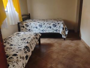 a bedroom with two beds with blue and white sheets at Linda Chacara com Piscina próximo a Piracicaba in Piracicaba +3 photos