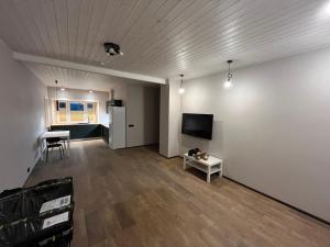 una sala de estar con un televisor y una mesa en Ulila Kesk 13, 